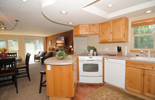 Island Park House | Quickdraw by KABINO Satellite WiFi Awesome Location Sleds Welcome Condo on Golf Course