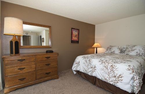 Island Park House | Quickdraw by KABINO Satellite WiFi Awesome Location Sleds Welcome Condo on Golf Course