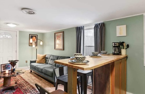 Gentilly Terrace Apartment | Quiet 1 bedroom with easy access to interstate!