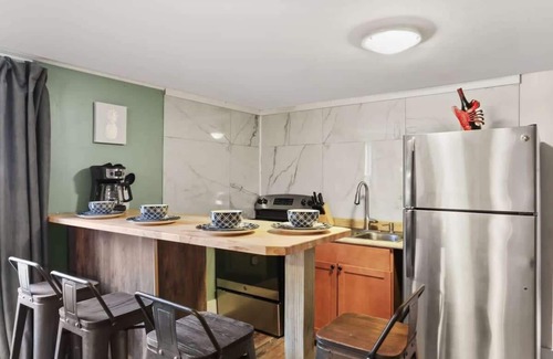 Gentilly Terrace Apartment | Quiet 1 bedroom with easy access to interstate!