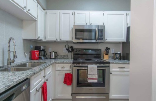 Irving Apartment | Quiet 1BR King Suite | Pool, Gym, Parking 02