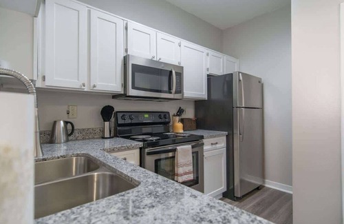 Irving Apartment | Quiet 1BR King Suite | Pool, Gym, Parking 02
