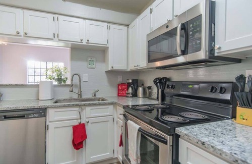 Irving Apartment | Quiet 1BR King Suite | Pool, Gym, Parking 02