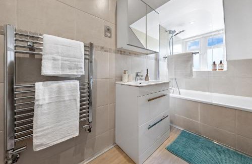Friern Barnet Apartment | Quiet 2-Bed Flat, Sleeps 5, Free Parking Included