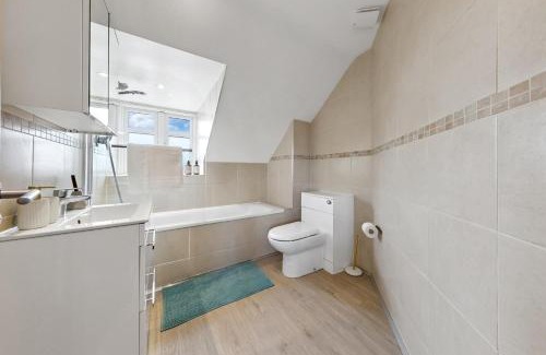Friern Barnet Apartment | Quiet 2-Bed Flat, Sleeps 5, Free Parking Included
