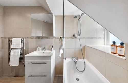 Friern Barnet Apartment | Quiet 2-Bed Flat, Sleeps 5, Free Parking Included