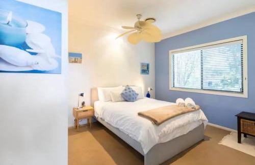 Nudgee Beach House | Quiet 2 bed home with Private Patio in Quaint Village