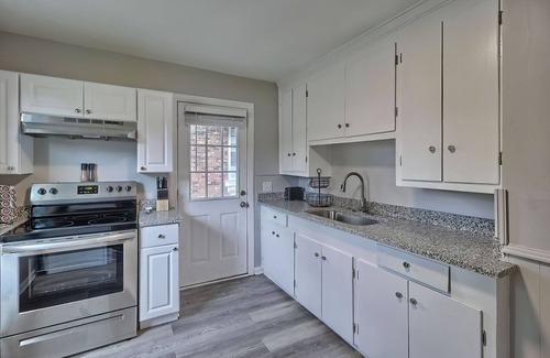 Rosewood House | Quiet 2 Bedroom Near Downtown