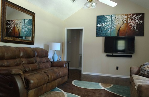 Twelve Oaks House | Quiet 2Br 2Ba Country Home. 3.7 Miles From Campus! Perfect For Game Weekends!