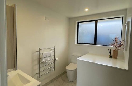 Henderson House | Quiet 2BR House on Te Kanawa Crescent