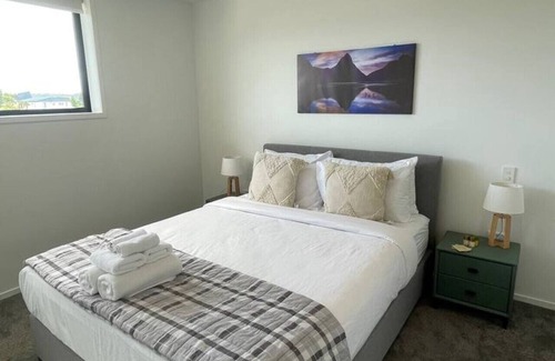 Henderson House | Quiet 2BR House on Te Kanawa Crescent