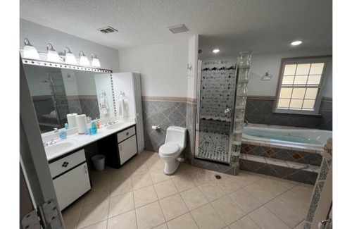 Middleburg House | Quiet 3 bedroom 2 bath home with screened in patio