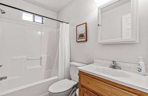 Mission Apartment | Quiet 3 bedroom 2 bathroom minutes away from the freeway