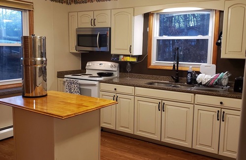 Crellin House | Quiet 3 bedroom home with fire pit