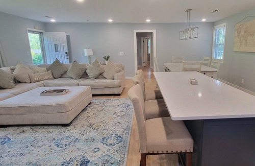 Nashville House | Quiet 3 Bedroom house with great couch and tv area
