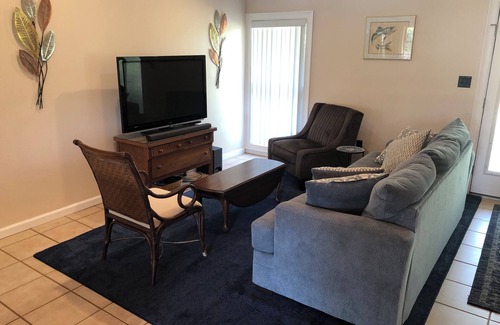 East Dublin House | Quiet 3 Bedroom Lakefront Home on Ben Hall Lake - 15 Minutes to Dublin