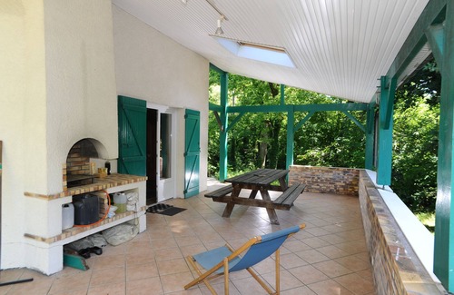 Leognan House | Quiet 7-bedroom family home on the river