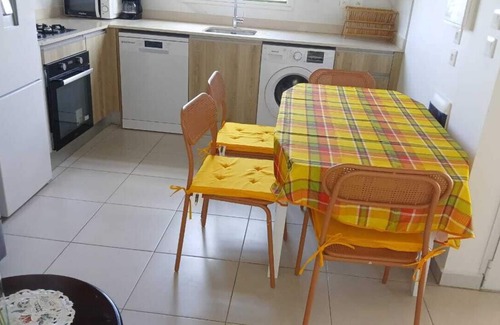 Le Moule Villa | Quiet accommodation in greenery with swimming pool 5 minutes from shops and beaches