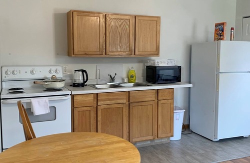 Macomb Apartment | Quiet and comfort one bedroom apt, close to WIU, a kitchen free parking, TV