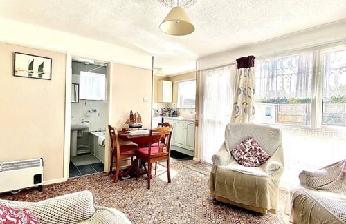 Great Yarmouth Ski Chalet | Quiet and Comfy 2 bedroom Holiday Chalet walk to beach, Norfolk family friendly