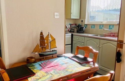 Great Yarmouth Ski Chalet | Quiet and Comfy 2 bedroom Holiday Chalet walk to beach, Norfolk family friendly