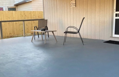 Central City House | Quiet and Cozy Cottage -10 minutes from the beach!