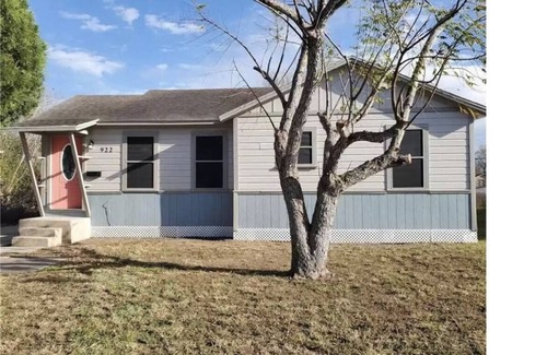 Central City House | Quiet and Cozy Cottage -10 minutes from the beach!