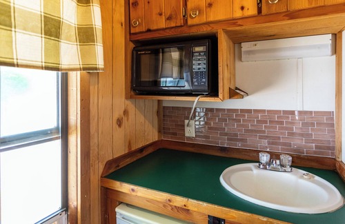 Brimfield Cabin | Quiet and Cozy Campground Cabin near the lake