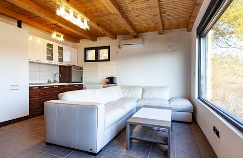 Karuc House | Quiet and detached house directly on the lake