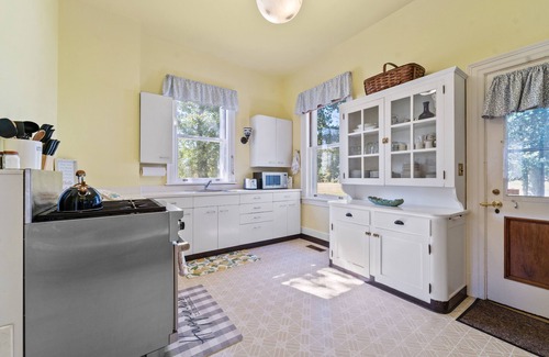 Woodford House | Quiet and Peaceful Century Old Farm House Stunning & Luxurious