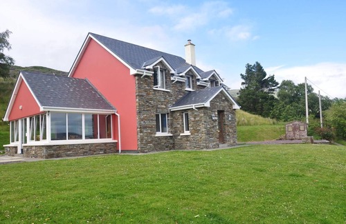 Sneem House | Quiet and picturesque home in the hills of Kerry