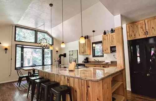 Blue River Cabin | Quiet and Private Cabin, Hot Tub, 5 mins to town!