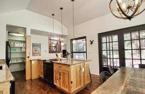 Blue River Cabin | Quiet and Private Cabin, Hot Tub, 5 mins to town!