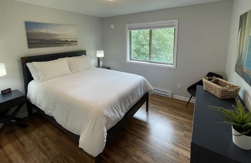 Comox Apartment | Quiet and Private Comox 1 bedroom with separate office