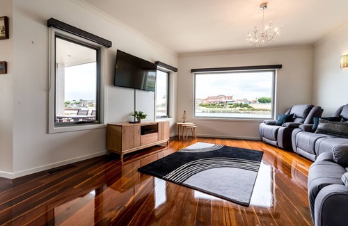 Ulverstone House | Quiet and relaxing house overlooking the Leven River and wharf