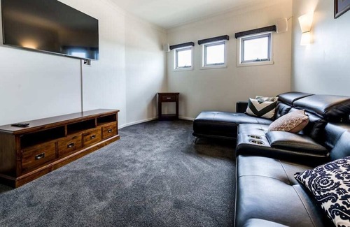 Ulverstone House | Quiet and relaxing house overlooking the Leven River and wharf