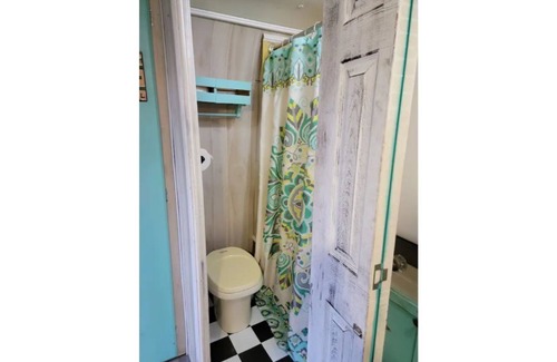 South Carolina Lakes & Blackwater Rivers House | Quiet and rustic Glamper with an artsy vintage vibe