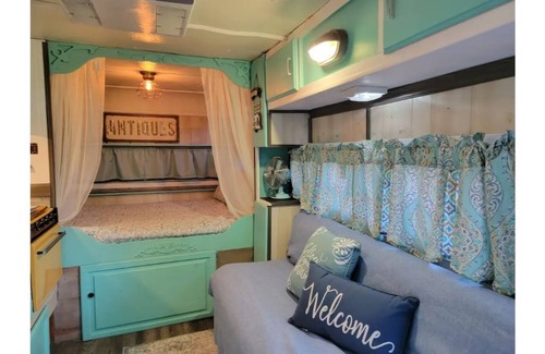 South Carolina Lakes & Blackwater Rivers House | Quiet and rustic Glamper with an artsy vintage vibe