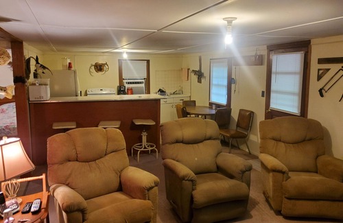 Tignall Cabin | Quiet and secluded rustic/vintage cabin near Clarks Hill Lake and Lake Russell