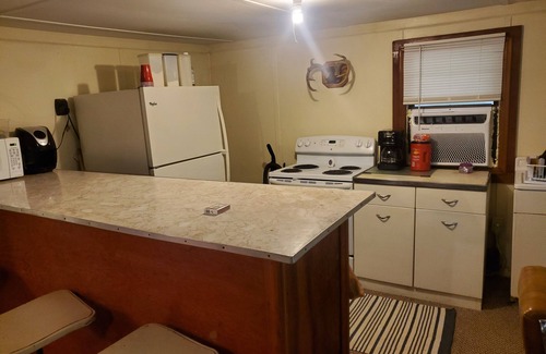 Tignall Cabin | Quiet and secluded rustic/vintage cabin near Clarks Hill Lake and Lake Russell