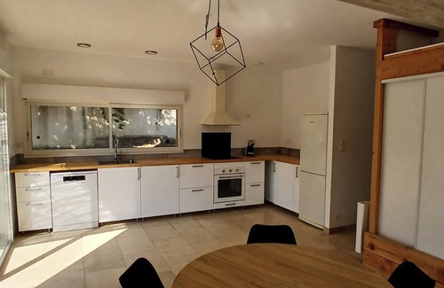 Sagries Apartment | QUIET APARTMENT 3kms from Uzès. Edge of garrigue. Swimming pool. Ideal for couples