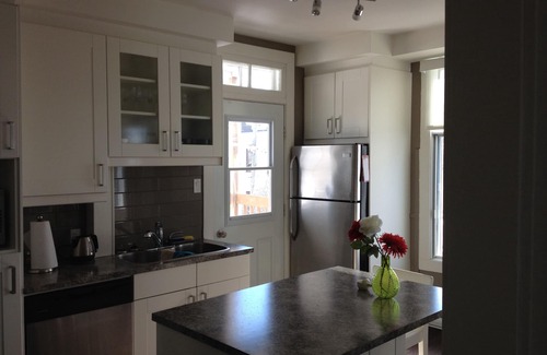 Pointe Claire Apartment | Quiet apartment in Pointe-Claire Village near water