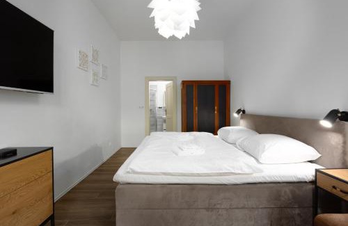 Prague 2 Apartment | Quiet apartment in the city center near the metro with with balcony and parking