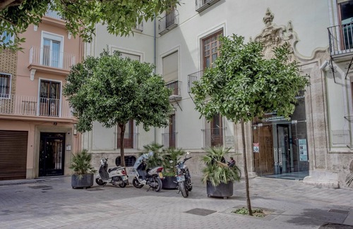 La Seu Apartment | Quiet Apartment Pl. Cisneros 2 -5 pax, in Ciutat Vella, in downtown Valencia