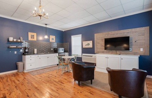 Brownsville House | Quiet Apartment