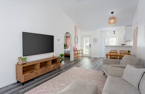 Wilmington House | Quiet Boho Townhouse; 15 Min to Beach