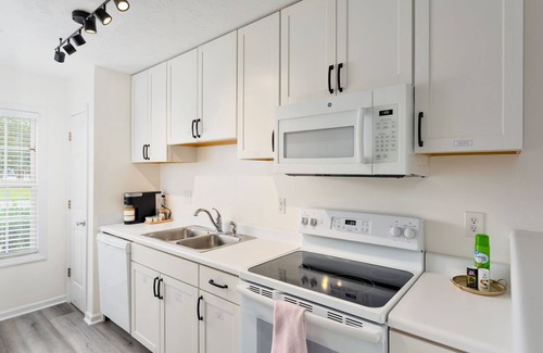 Wilmington House | Quiet Boho Townhouse; 15 Min to Beach