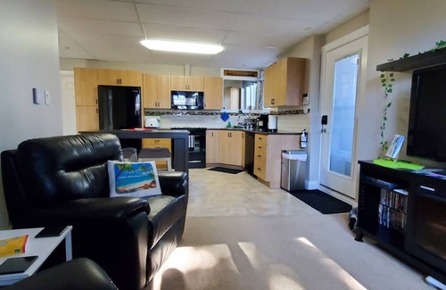 Prince George House | Quiet & Bright - 1King Bed - 1Bath - WiFi - Find your Aloha @ Sommerville Sweet!