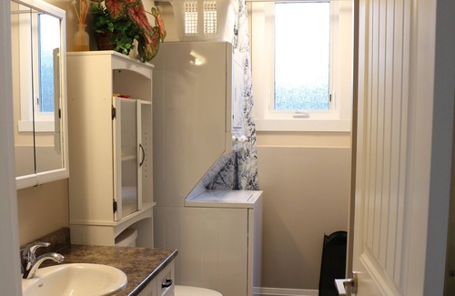 Prince George House | Quiet & Bright - 1King Bed - 1Bath - WiFi - Find your Aloha @ Sommerville Sweet!