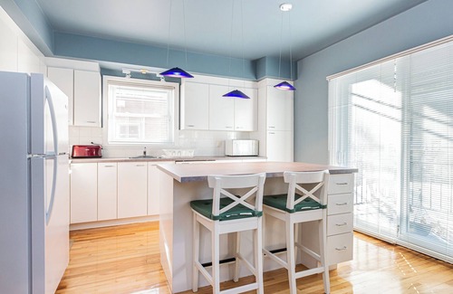Cote-Saint-Paul House | Quiet Bright 2 Bdrm Upper Suite Only 10 Mins D/T From Station Jolicoeur